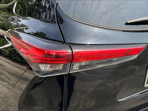 Used 2022 Toyota Highlander XLE FWD image 25