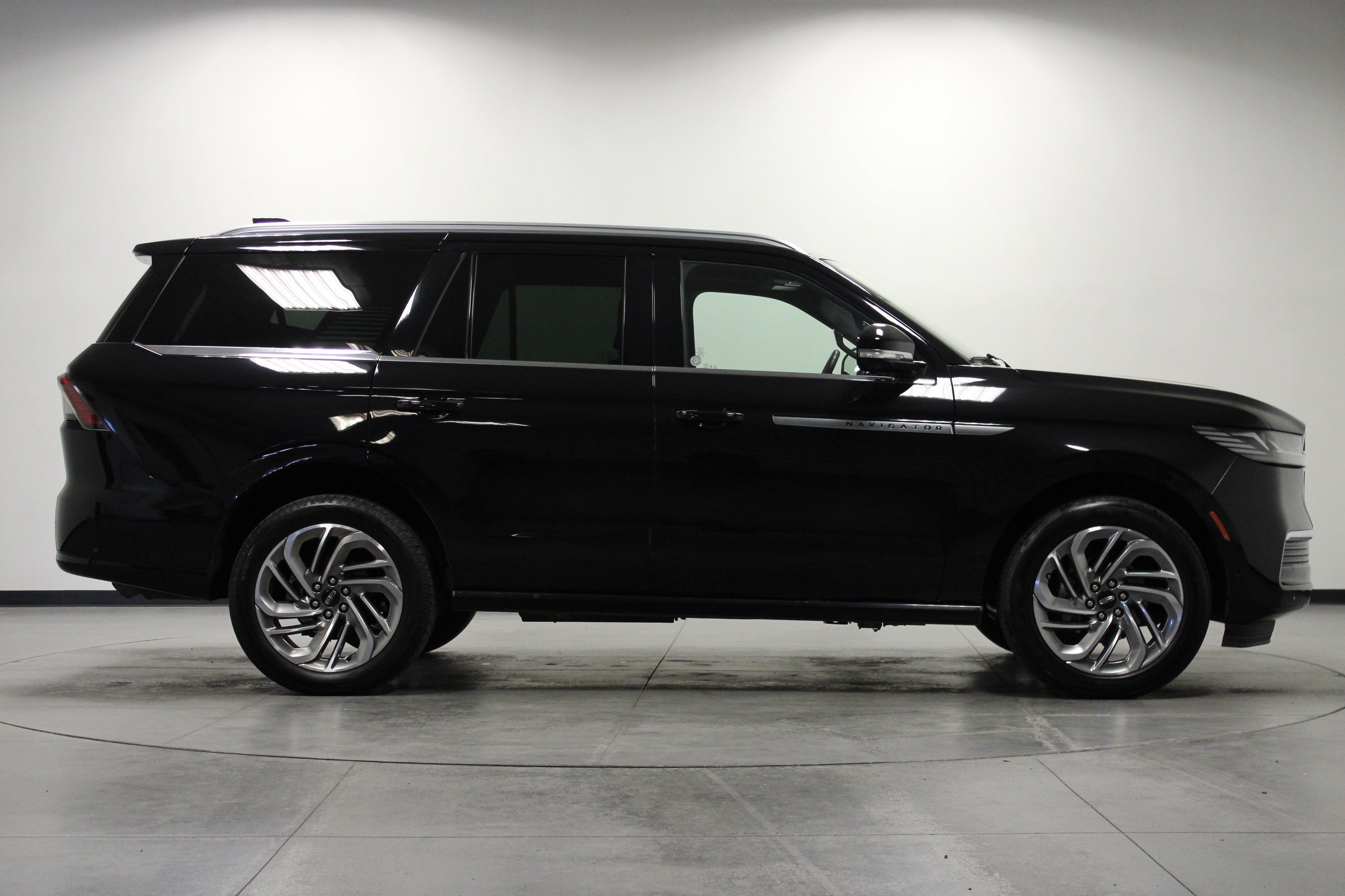 Used 2025 Lincoln Navigator Reserve AWD/4WD image 3