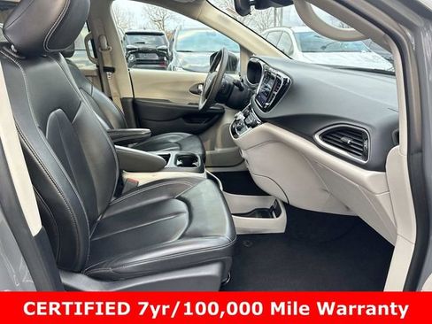 Certified 2023 Chrysler Pacifica Touring-L image 9