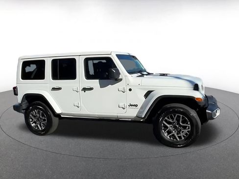 Used 2025 Jeep Wrangler Sahara image 12