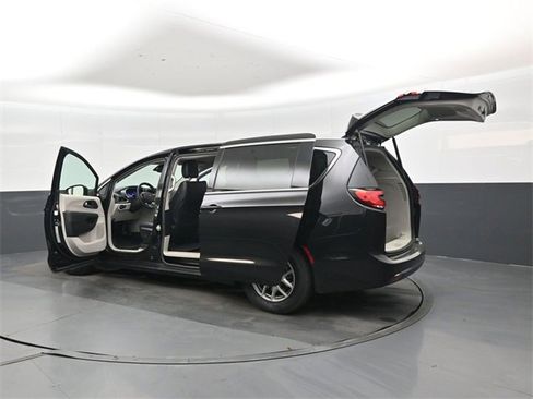 Used 2024 Chrysler Pacifica Touring-L image 46