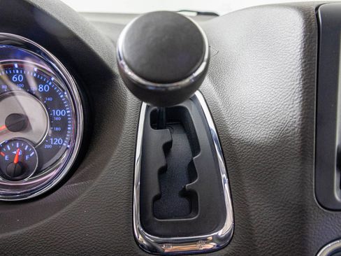 Used 2016 Chrysler Town & Country Touring-L w/ Driver Convenience Group image 30