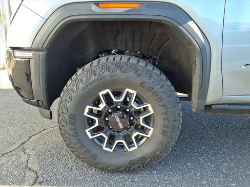 Used 2024 GMC Sierra 2500 AT4X image 9