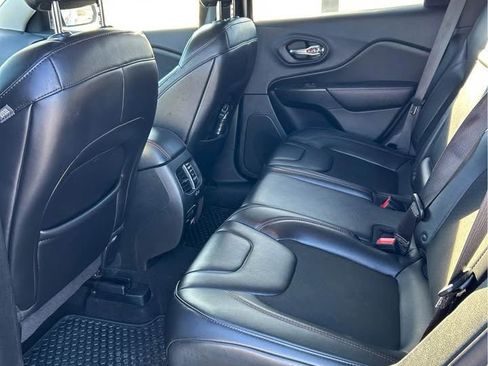 Used 2019 Jeep Cherokee Trailhawk image 4