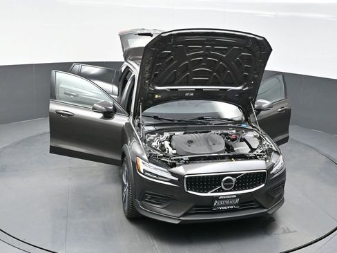 Used 2025 Volvo V60 B5 Cross Country Plus AWD/4WD image 40