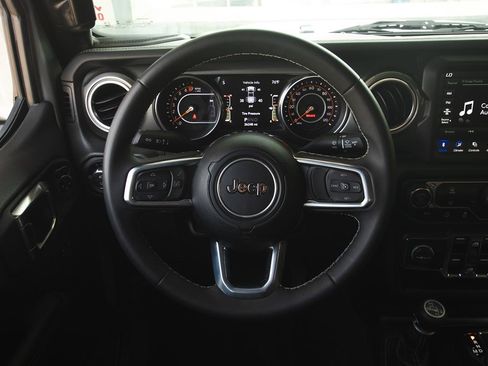 Used 2023 Jeep Gladiator Overland AWD/4WD image 20