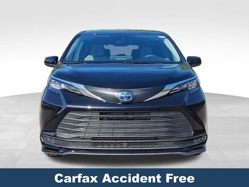 Used 2025 Toyota Sienna LE FWD image 3
