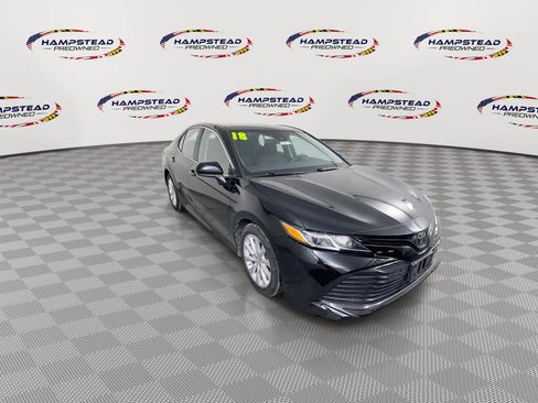 Used 2018 Toyota Camry LE image 2