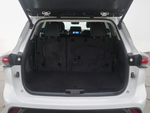 Used 2024 Toyota Highlander XLE AWD/4WD image 17