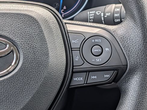 Used 2025 Toyota RAV4 XLE AWD/4WD image 22