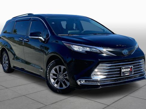 Used 2021 Toyota Sienna XLE image 3
