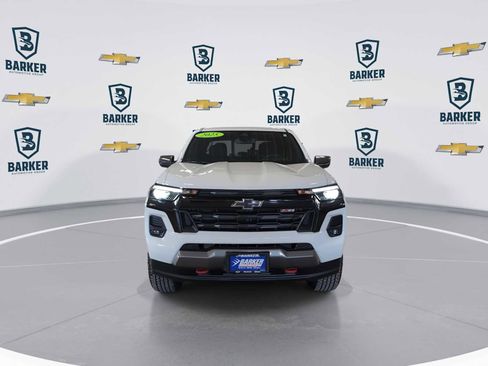 Used 2025 Chevrolet Colorado Z71 w/ Technology Package AWD/4WD image 3