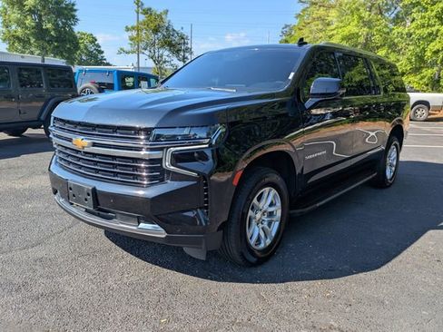 Used 2024 Chevrolet Suburban LT w/ Luxury Package image 8