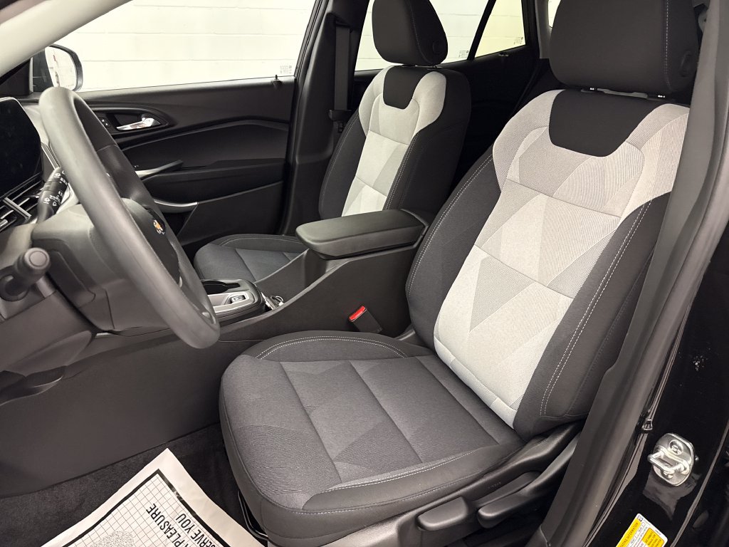 Used 2025 Chevrolet Trax LS FWD image 10