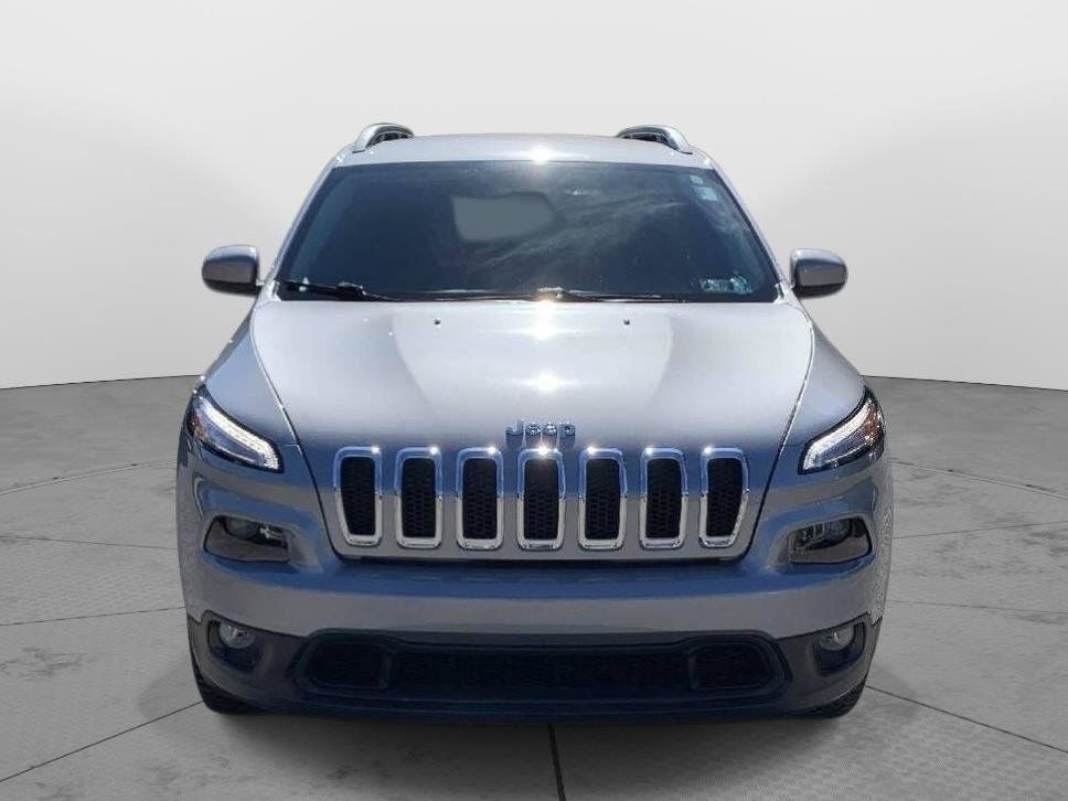 Used 2017 Jeep Cherokee Latitude w/ Cold Weather Group AWD/4WD image 8