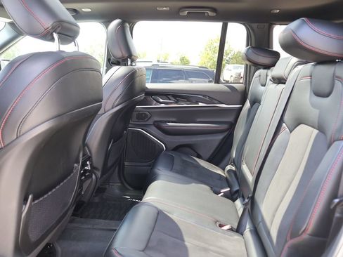 Used 2022 Jeep Grand Cherokee Trailhawk AWD/4WD image 17