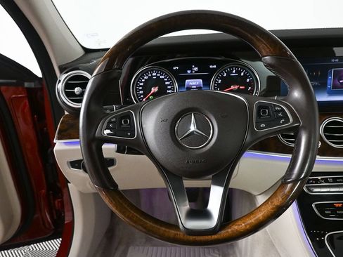 Used 2017 Mercedes-Benz E 300 4MATIC image 2