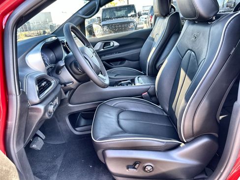 New 2026 Chrysler Pacifica Limited w/ S Appearance Package image 13