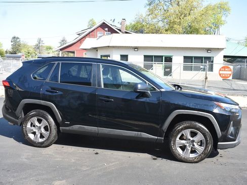 Used 2025 Toyota RAV4 LE AWD/4WD image 5