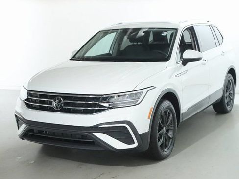 Certified 2024 Volkswagen Tiguan SE AWD/4WD image 1