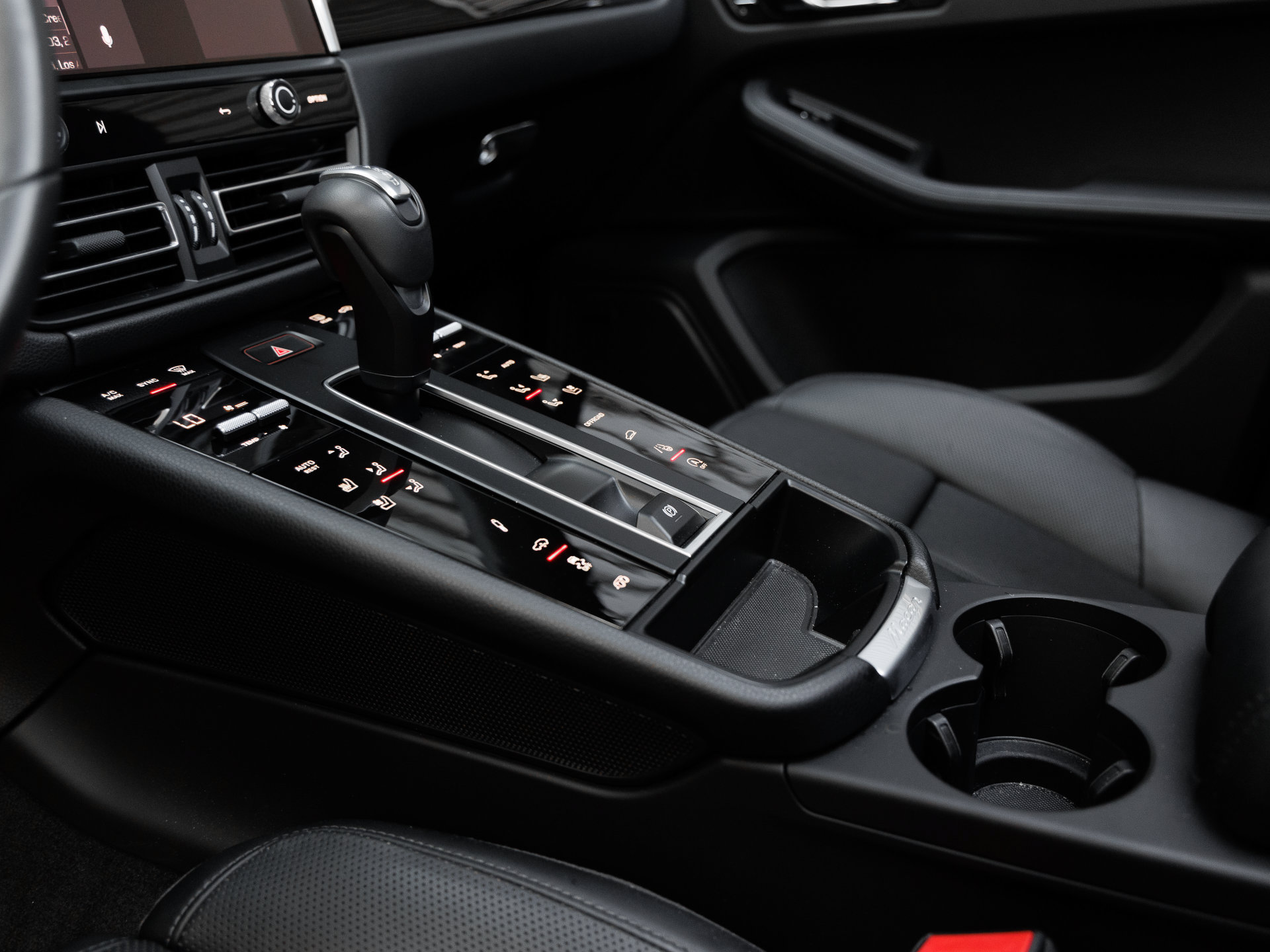 Certified 2026 Porsche Macan Turbo AWD/4WD image 22