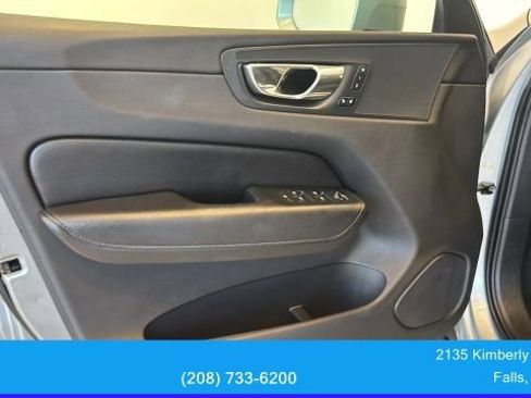 Used 2018 Volvo XC60 T6 Momentum w/ Vision Package AWD/4WD image 18