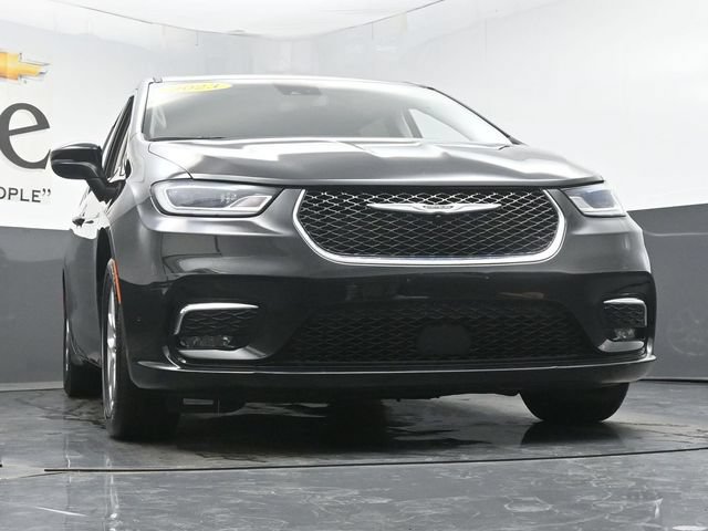 Used 2023 Chrysler Pacifica Touring-L FWD image 3