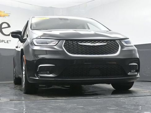 Used 2023 Chrysler Pacifica Touring-L FWD image 3