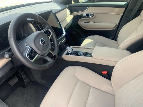 Certified 2025 Volvo XC90 B5 Core AWD/4WD image 5
