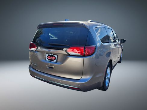 Used 2018 Chrysler Pacifica Touring Plus w/ Tire & Wheel Group image 3