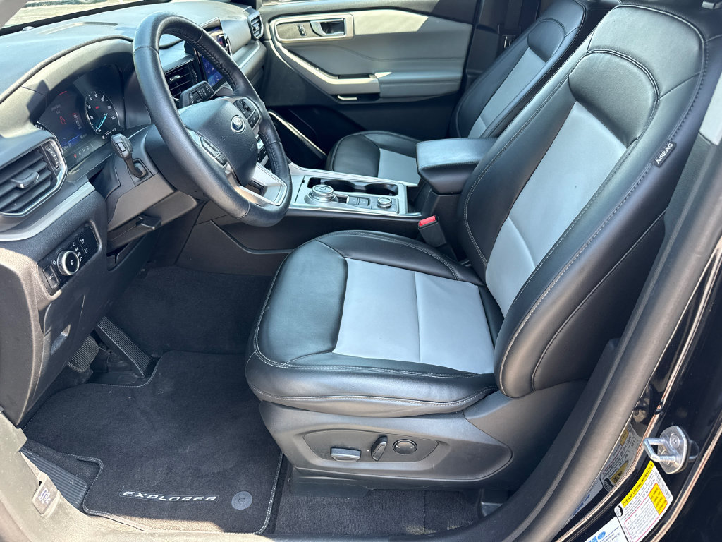 Used 2024 Ford Explorer XLT w/ Equipment Group 202A AWD/4WD image 9