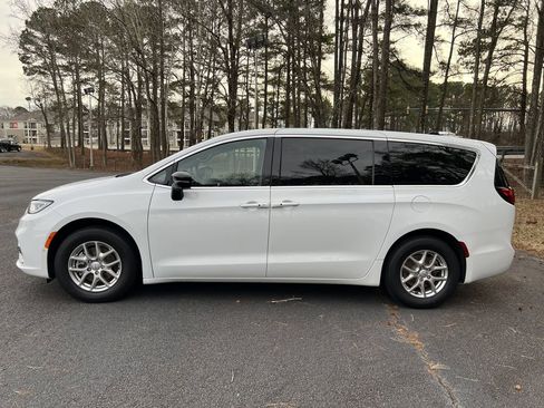 Used 2026 Chrysler Pacifica Select image 6