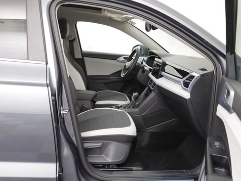 New 2026 Volkswagen Taos SE image 17