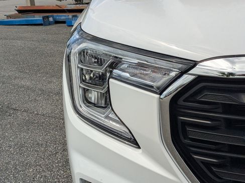 Used 2023 GMC Terrain SLE w/ Driver Convenience Package image 9