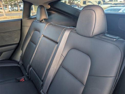 Used 2022 Tesla Model Y Long Range image 17