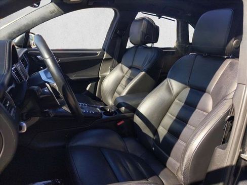 Used 2018 Porsche Macan Turbo AWD/4WD image 17