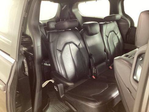 Used 2019 Chrysler Pacifica Touring-L FWD image 25