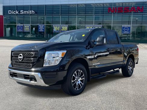 Used 2024 Nissan Titan SV w/ SV Convenience Package image 3