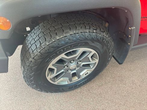 Used 2017 Jeep Wrangler Unlimited Rubicon w/ Cold Weather Group AWD/4WD image 19