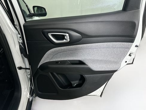 Used 2022 Jeep Compass Latitude FWD image 28