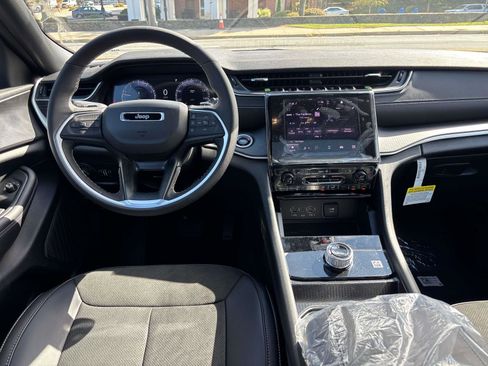 New 2025 Jeep Grand Cherokee Altitude image 8