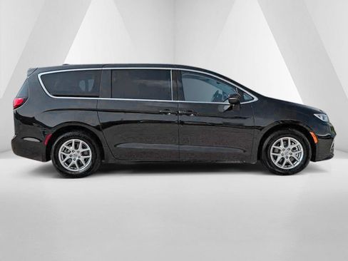 Used 2023 Chrysler Pacifica Touring-L FWD image 8