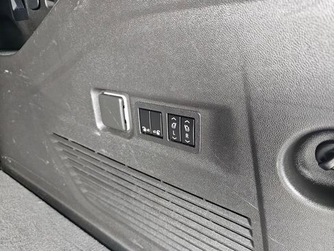 Used 2021 Chevrolet Suburban Premier w/ Premium Package image 12