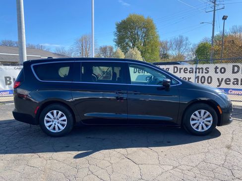 Used 2020 Chrysler Voyager L FWD image 2