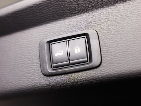 Used 2025 Mitsubishi Outlander SE image 16