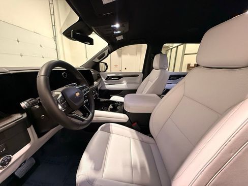 Used 2025 Chevrolet Suburban Premier image 16
