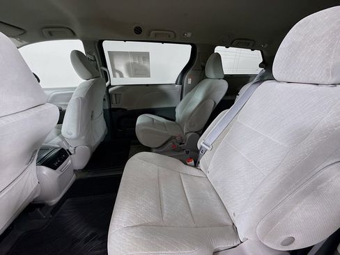 Used 2018 Toyota Sienna LE FWD image 25