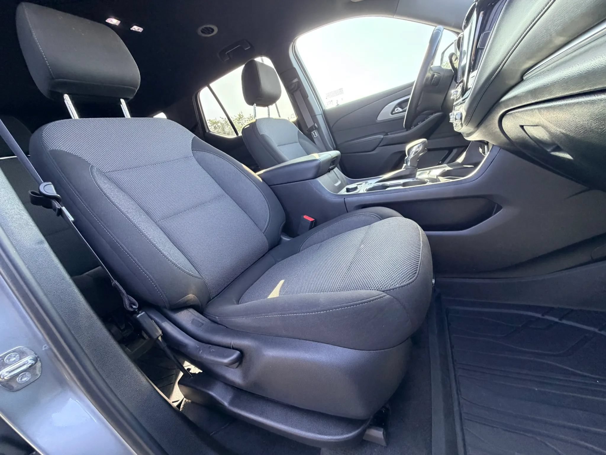 Used 2023 Chevrolet Traverse LT FWD image 28