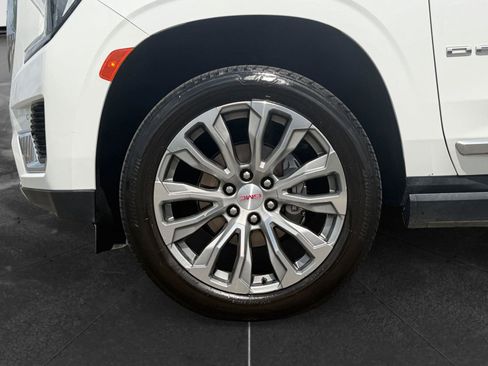 Used 2022 GMC Yukon XL Denali w/ Denali Premium Package image 9