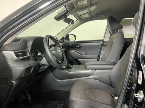 Used 2023 Toyota Highlander L image 11